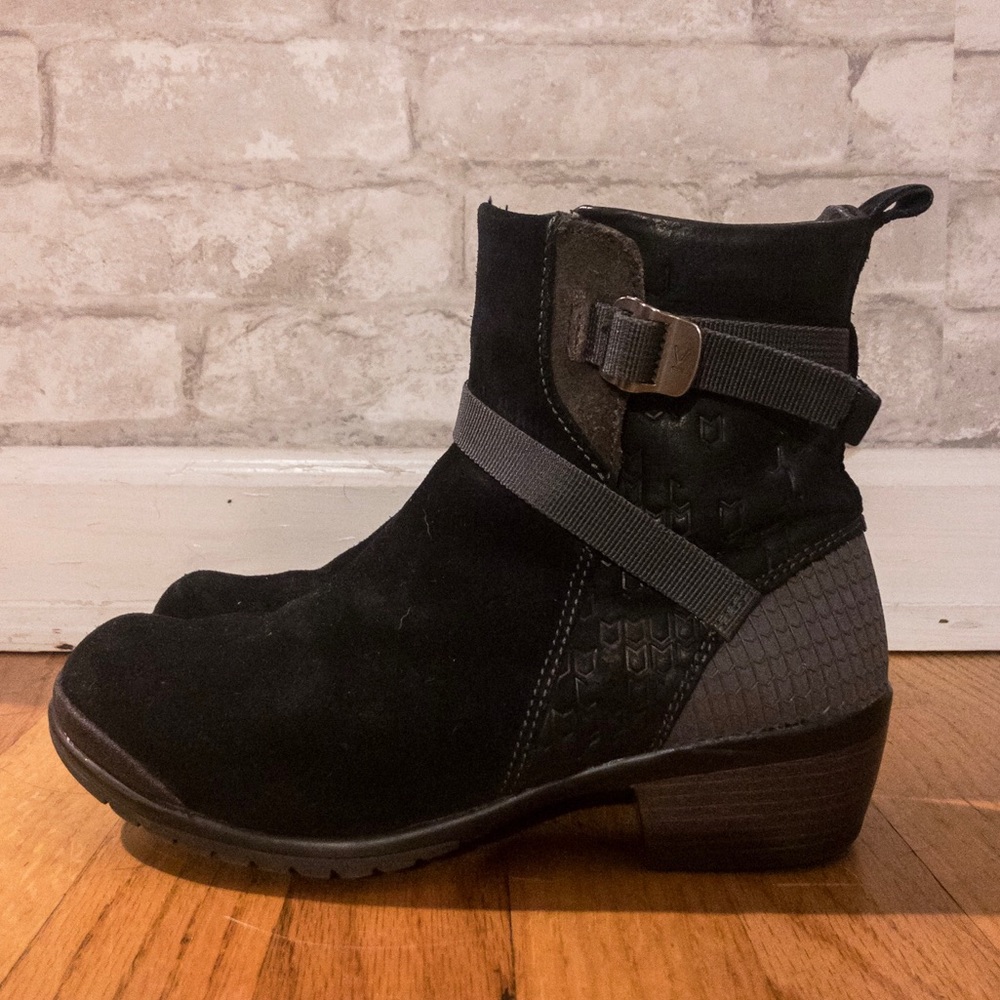 Black ankle bootie size 6.5 - keen